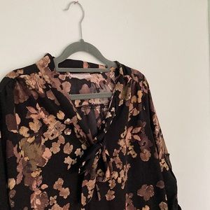 Silky blouse with pussy now and natural print